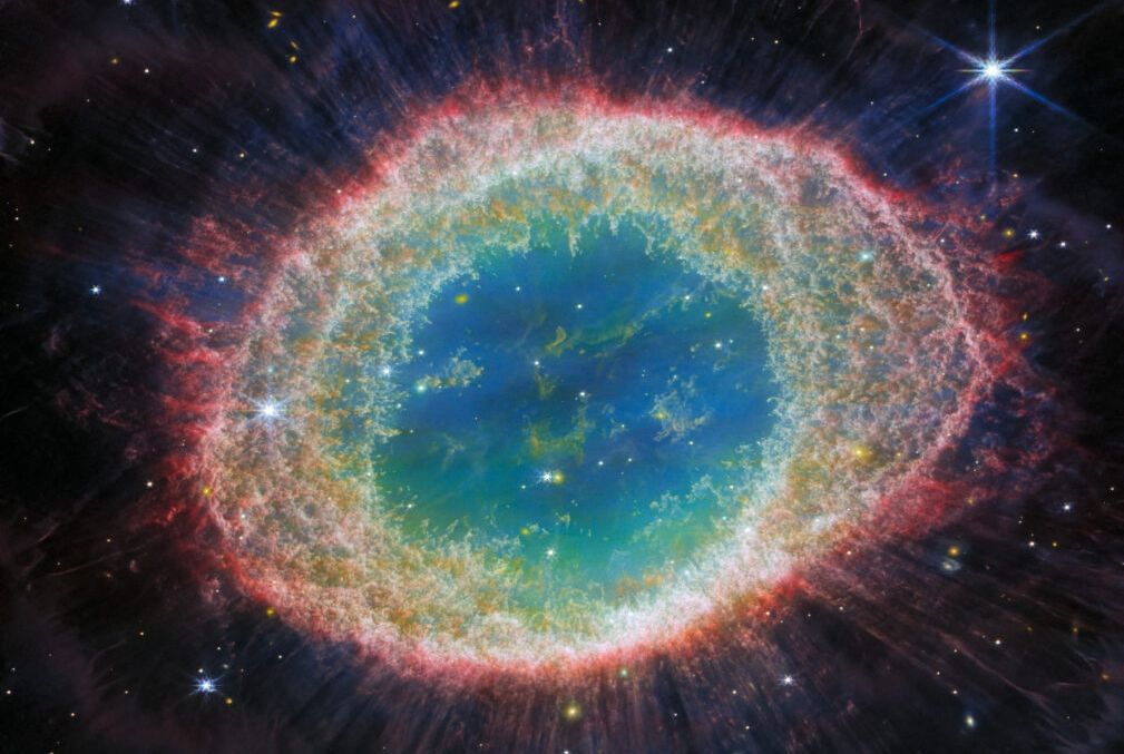 Mgławica Pierścień na nowym zdjęciu dostarczonym przez Teleskop Webba.