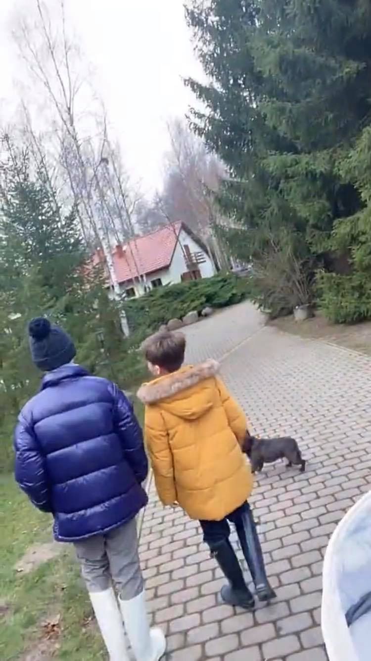Małgorzata Rozenek i Radosław Majdan na spacerze z dziećmi i rodzicami