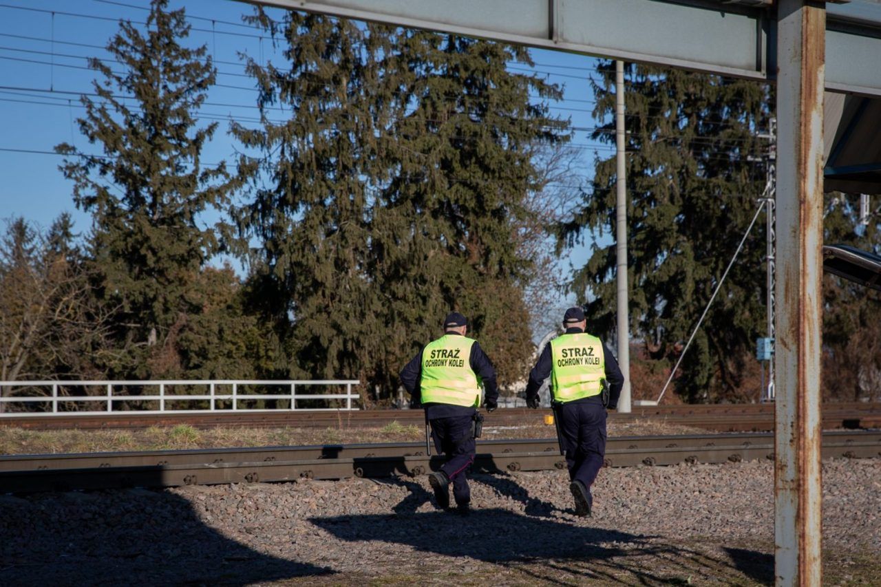 Chuligańskie wybryki na torach. Nieletni układali kamienie na szynach