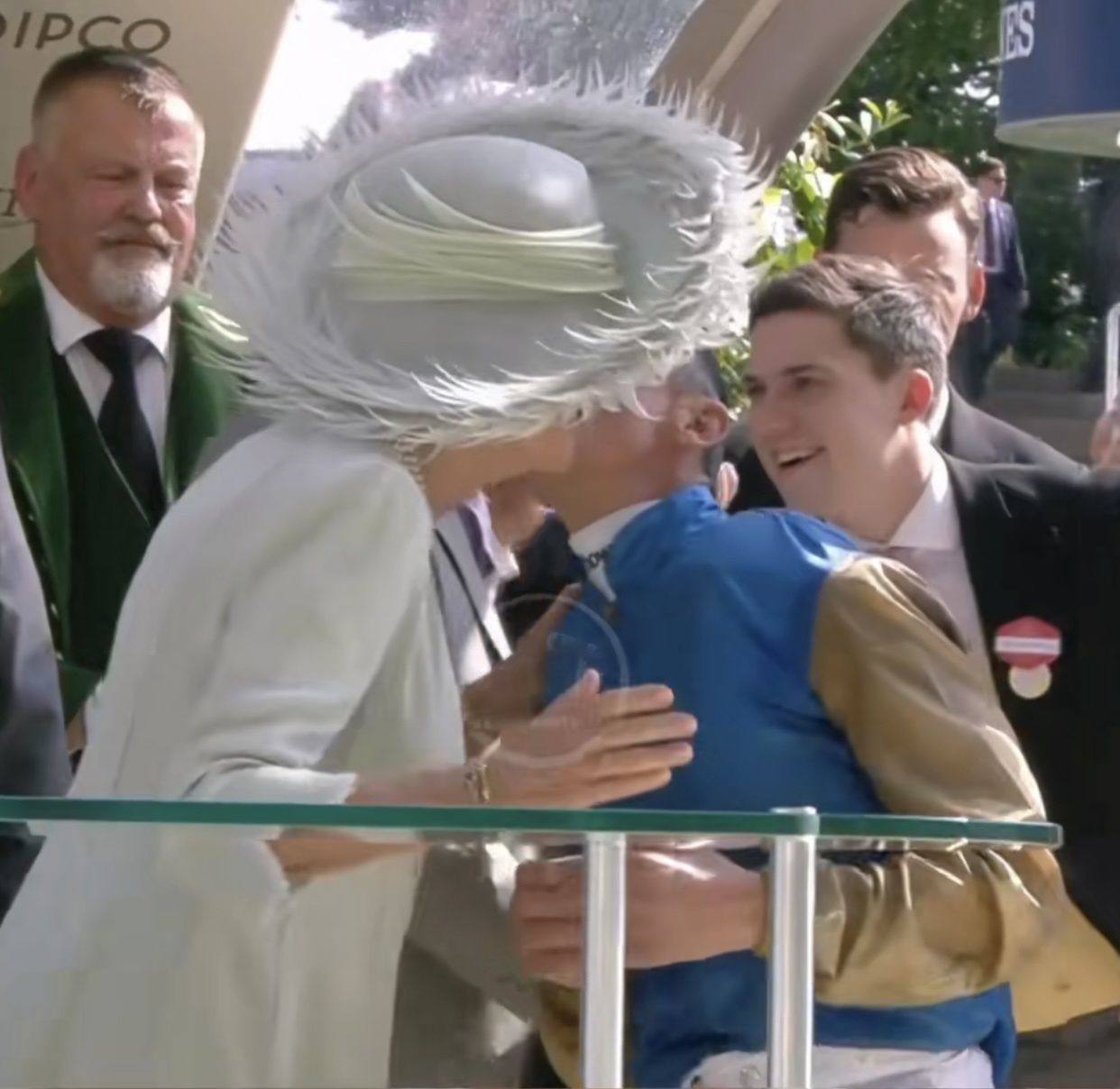 królowa Camilla, król Karol III i Frankie Dettori 