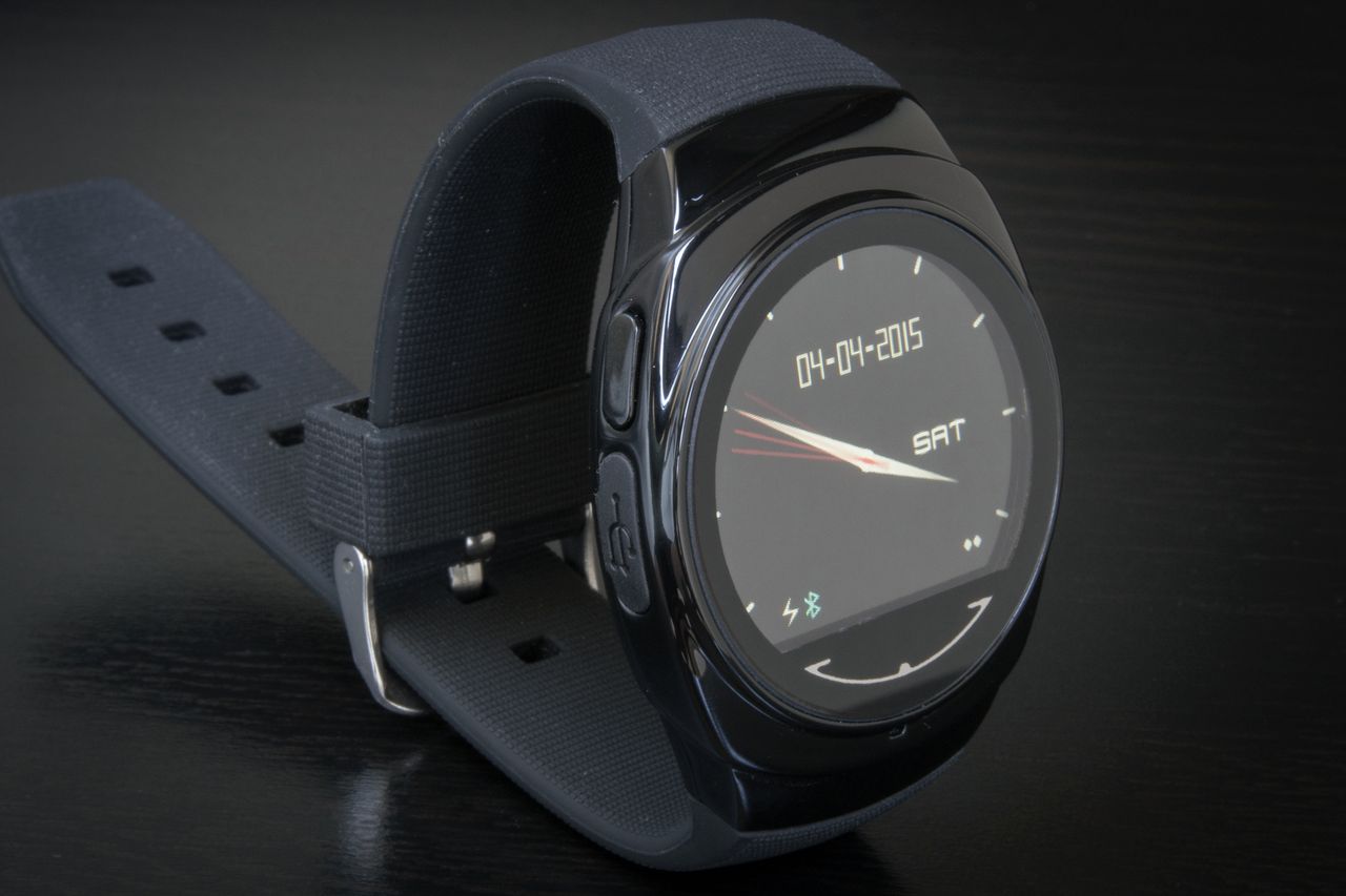 Uwatch UO: test taniego elektronicznego zegarka – „przedłużacza” do smartfonów