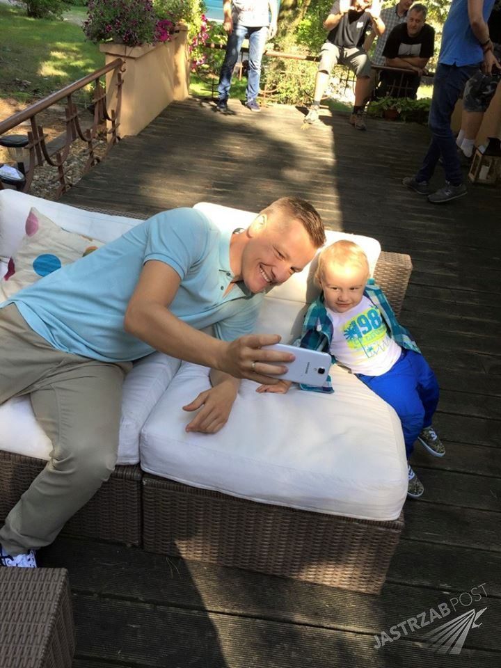 Marcin Mroczek z serialowym dzieckiem