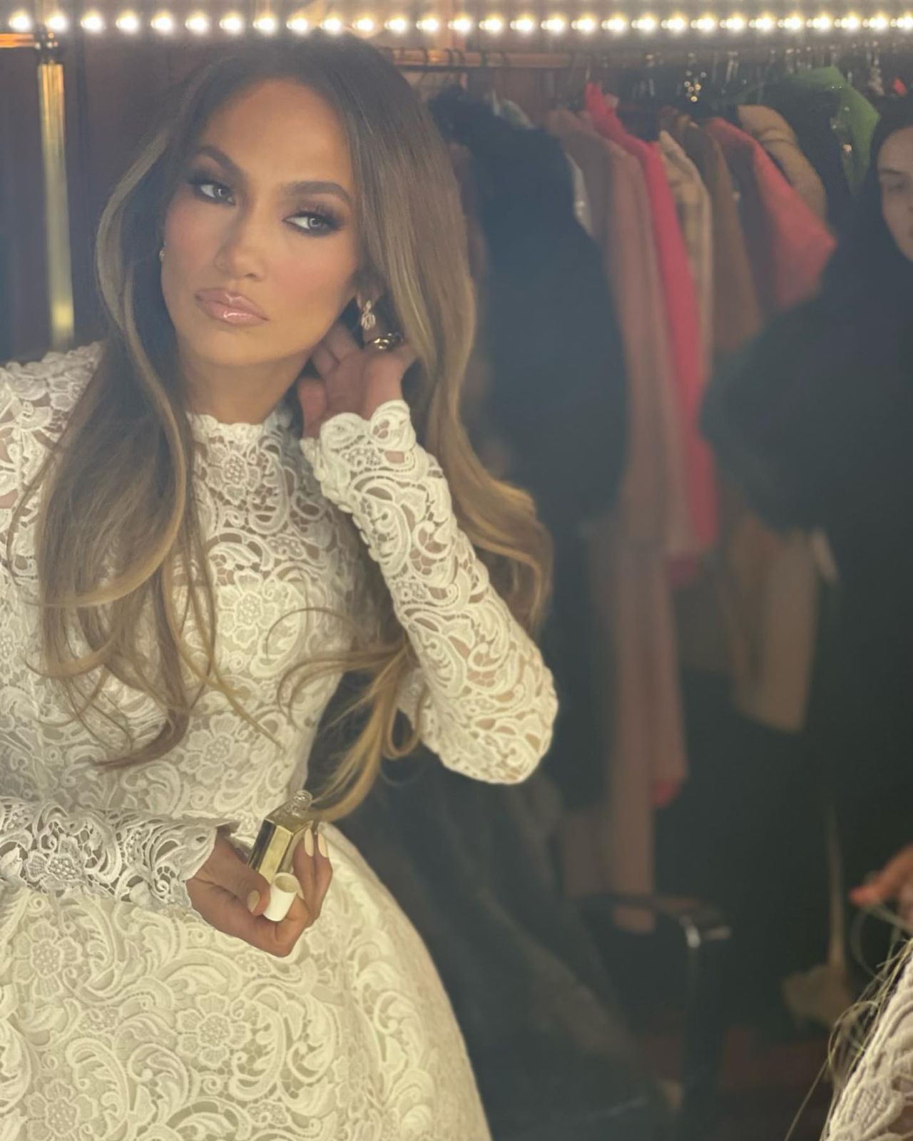 Jennifer Lopez w białej sukni