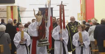 Katowice: Uroczysta rezurekcja. Procesja przeszła wokół kościoła