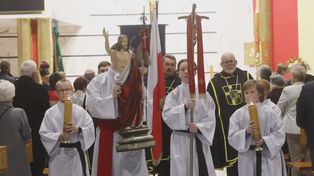 Katowice: Uroczysta rezurekcja. Procesja przeszła wokół kościoła