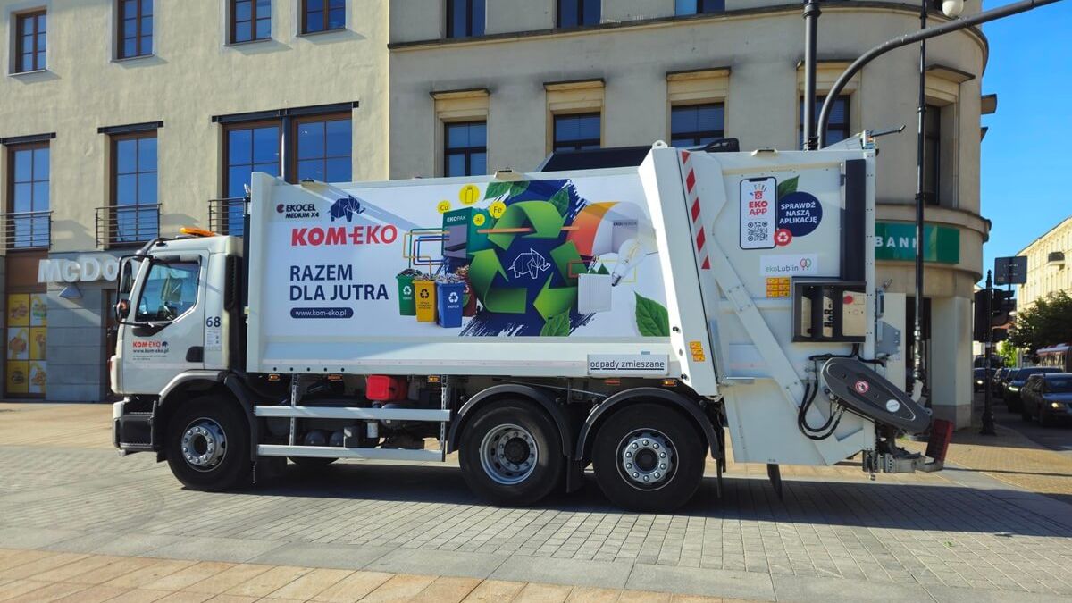 Śmieciarka firmy KOMEKO na Placu Litewskim w Lublinie