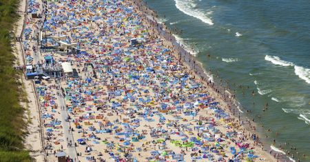 Tłumy na plaży we Władysławowie. GIS zapowiada kontrole