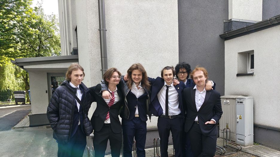 Matura 2025 w II Liceum Ogólnokształcącym im. Emilii Plater w Sosnowcu. Pierwsze koty za płoty - maturzyści napisali egzamin z j.polskiego!