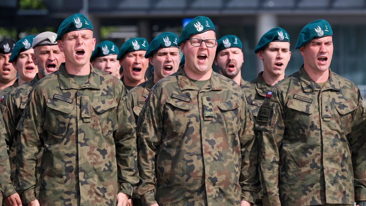 �o�nierze
Warszawa, 25.08.2024. Promocja 207 �o�nierzy rezerwy na pierwszy stopie� oficerski, 25 bm. na Placu Marsza�ka J�zefa Pi�sudskiego w Warszawie, 25 bm. (ad) PAP/Pawe� Supernak
Pawe� Supernak
Plac Marsza�ka J�zefa Pi�sudskiego, promocja, rezerwa, wojsko, �o�nierz, �o�nierze, armia, awans, pierwszy, stopie� oficerski, wojsko polskie