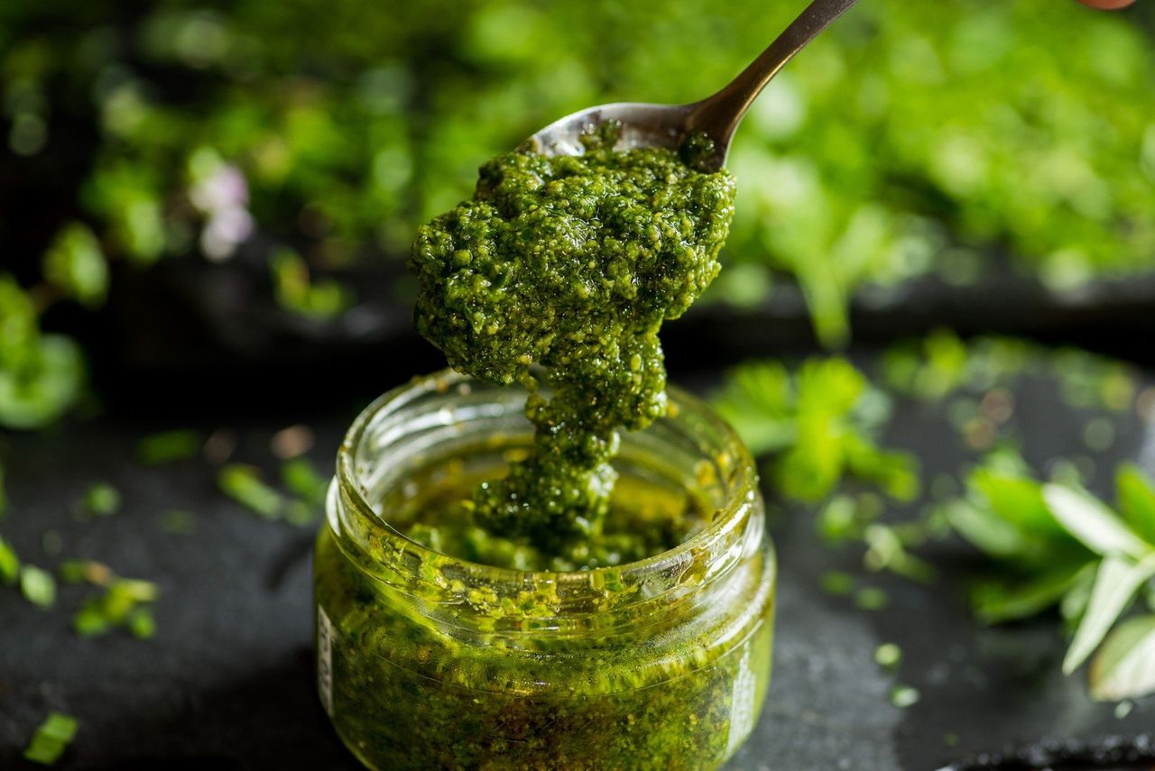 Nie wyrzucaj zwiędłej natki. Zrób domowe pesto z czosnkiem i oliwą