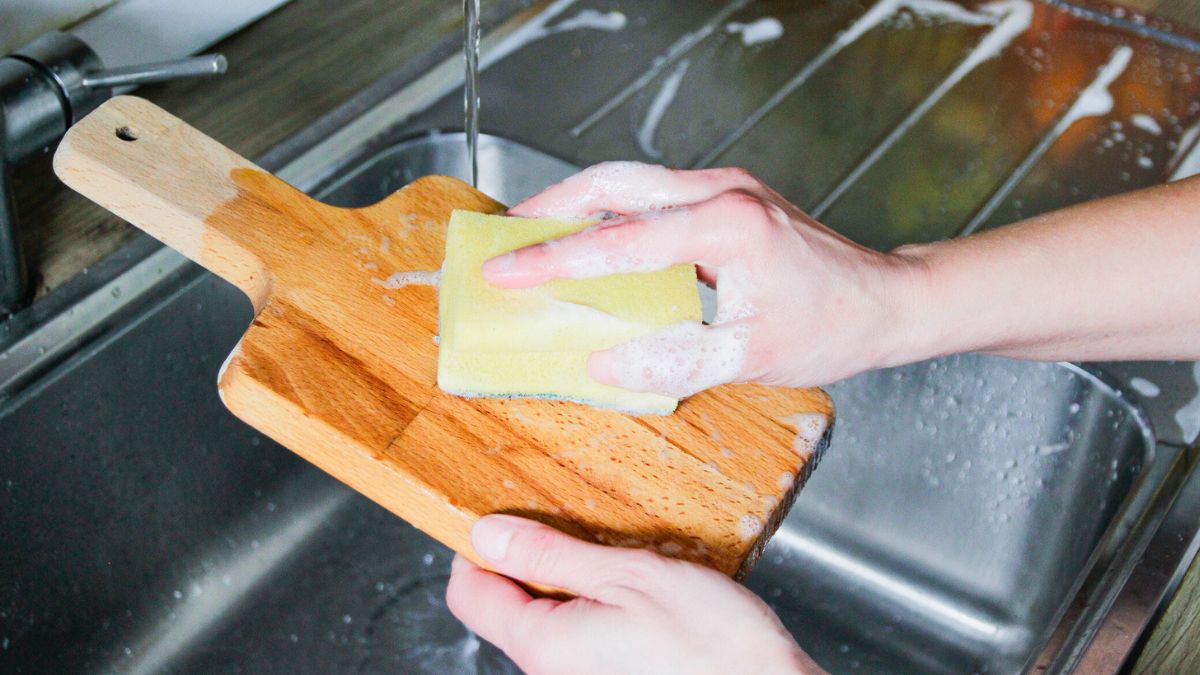 Kobieta myje deskę do krojenia