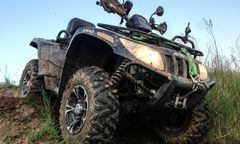 Janówek. Tragiczny wypadek. Nie żyje 37-latek przygnieciony quadem