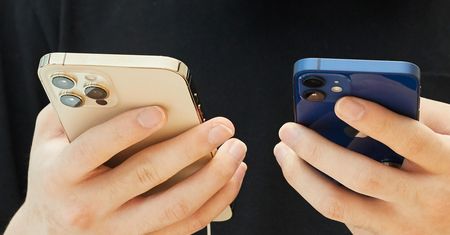 "Przyłóż do siebie dwa iPhone'y". Samsung zaprasza użytkowników Apple'a do zabawy