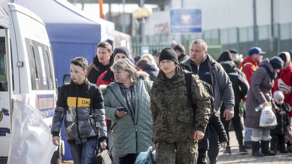 Sytuacja na przej?ciach granicznych polsko-ukrai?skich13.03.2022 MEDYKA PIESZE  PRZEJSCIE GRANICZNE Z UKRAINA UCHODZCY POMOC WOJNA KONFLIKT FOT KRZYSZTOF KAPICAk_kapica_afk