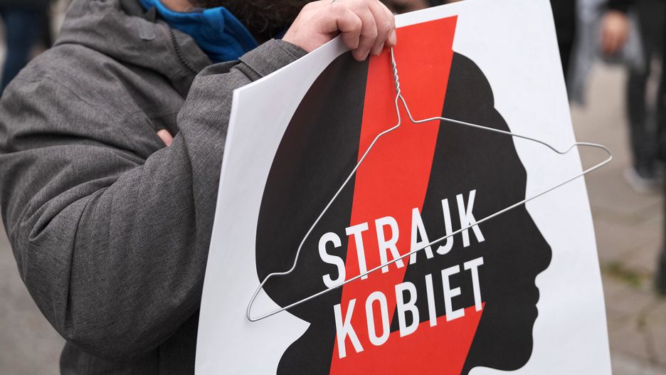 Strajk kobiet. W Trzebiatowie doszło do zniszczenia filii biura poselskiego Michała Jacha