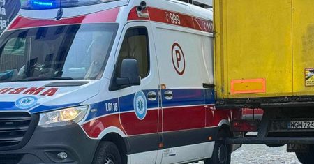 Ratownicy interweniowali do mężczyzny, który zemdlał i uderzył głową o chodnik. W bok stojącej karetki uderzyła ciężarówka