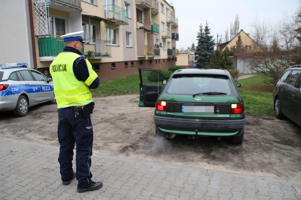 Polecą dowody rejestracyjne starszych aut. Policja dostała sprzęt