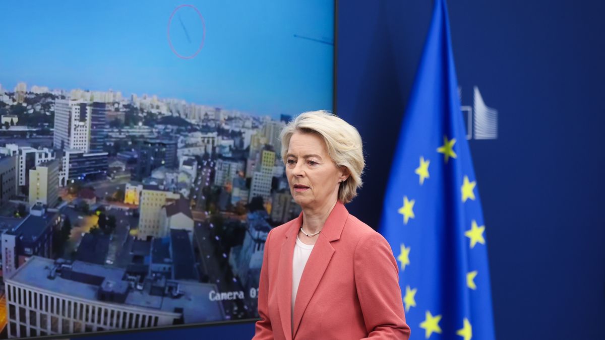European Commission President Ursula von der Leyen arrives to deliver a speech following the latest Russian attacks on Kyiv, in Brussels, Belgium, 28 August 2025. Russian missiles hit the EU delegation in Kyiv as Russia launched an overnight attack over Ukraine, in which at least 14 people were killed, including 3 children, and 38 were injured in Kyiv. EPA/OLIVIER HOSLET Dostawca: PAP/EPA.