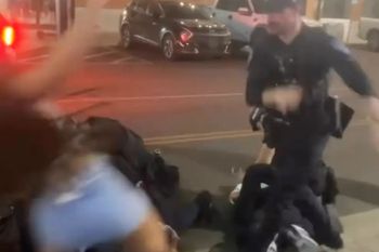 Policjant rzucił studentkę na ziemię. Wideo hitem sieci