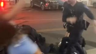 Policjant rzucił studentkę na ziemię. Wideo hitem sieci