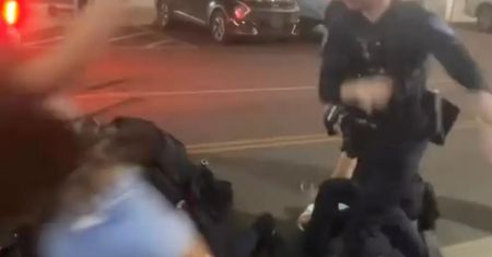 Policjant rzucił studentkę na ziemię. Wideo obiegło świat