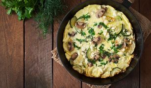 Omlet z cukinią i cebulą. Śniadanie godne mistrzów