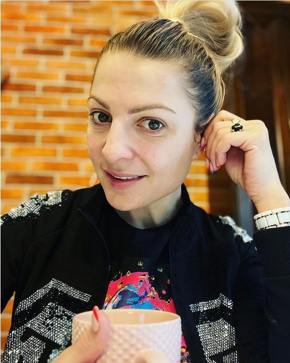 Magdalena Narożna odsłania wdzięki na planie klipu. Odważna kreacja wokalistki