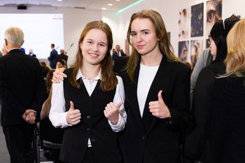 Poznań: Powiat nagrodził najzdolniejszych uczniów. Pół miliona złotych w stypendiach i nagrodach