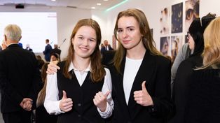 Poznań: Powiat nagrodził najzdolniejszych uczniów. Pół miliona złotych w stypendiach i nagrodach