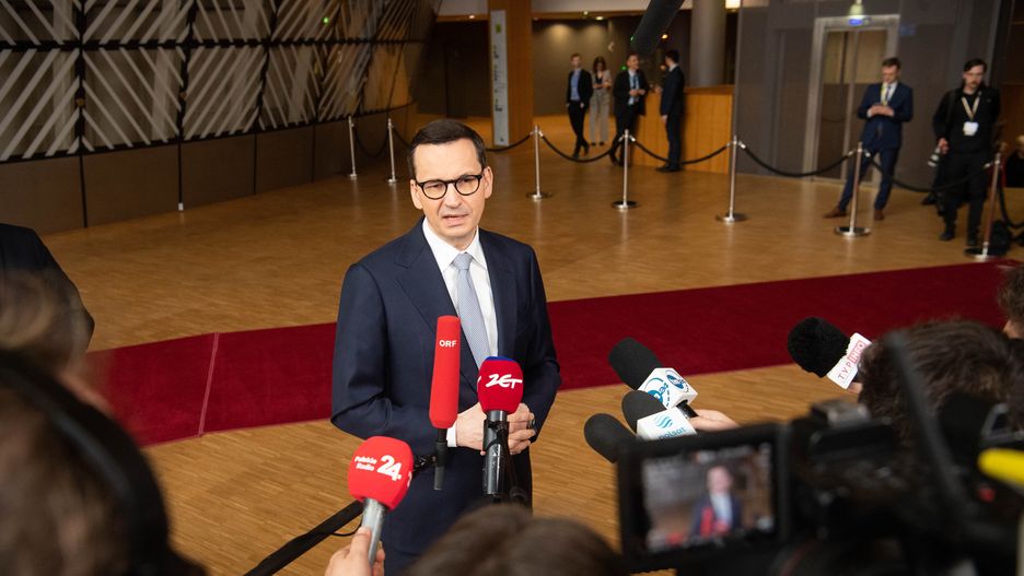 Bruksela, Belgia, 24.03.2023. Premier Mateusz Morawiecki udziela wypowiedzi mediom w budynku "Europa" w Brukseli, 24 bm. w drugim dniu szczytu Unii Europejskiej. (aldg) PAP/Andrzej Lange