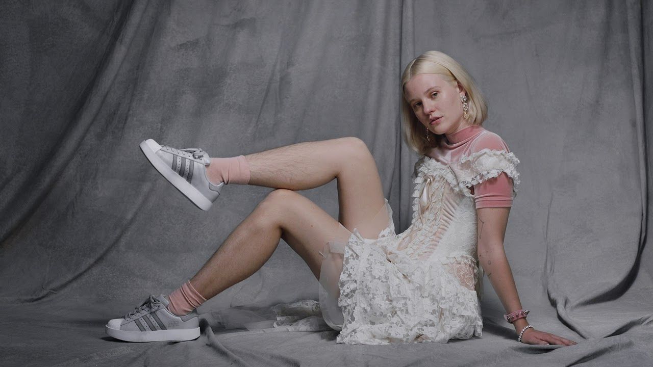 Szwedzka fotografka i modelka otrzymała groźbę gwałtu za włosy na nogach w kampanii Adidasa 1