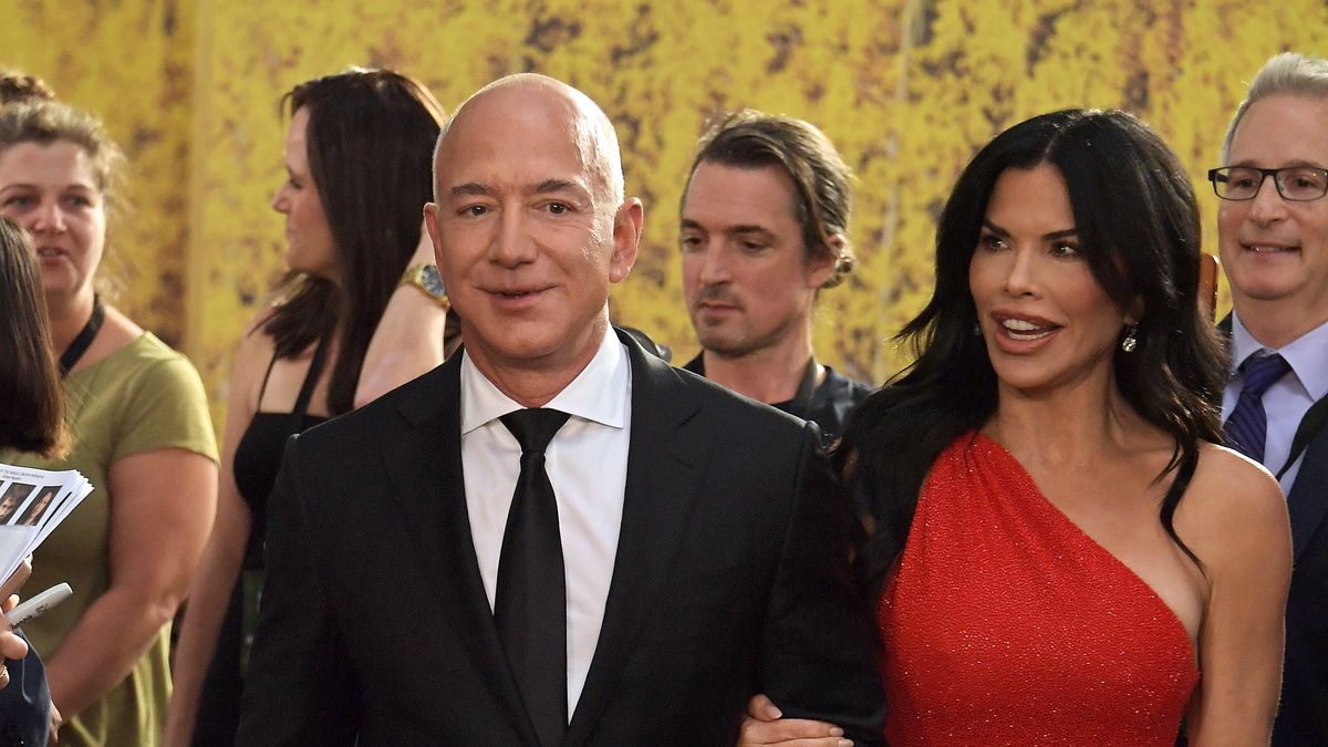 LONDON, ENGLAND - AUGUST 30: Amazon Founder and Executive Chair Jeff Bezos and Lauren Sanchez attend the World Premiere of "The Lord Of The Rings: The Rings Of Power" at Odeon Luxe Leicester Square on August 30, 2022 in London, England. (Photo by David M. Benett/Dave Benett/WireImage)