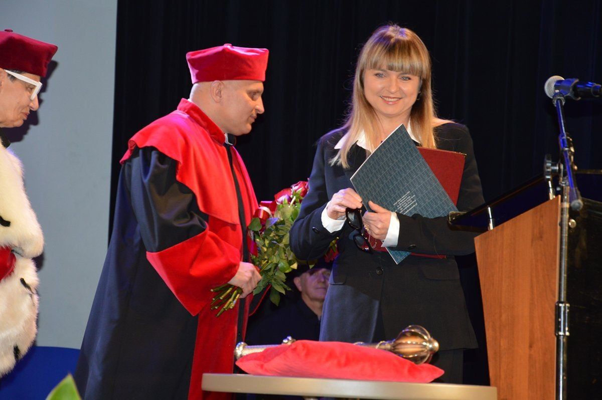Srebrny Medal za Zasługi dla WSA otrzymały władze Stalowej Woli, a odebrała go wiceprezydent Monika Pachacz Świderska