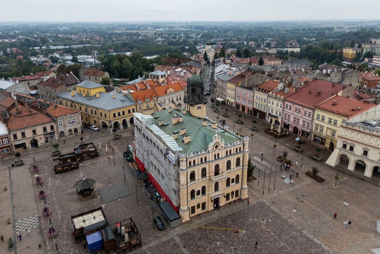 Jarosław: Odsłonięto odnowioną elewację frontową ratusza