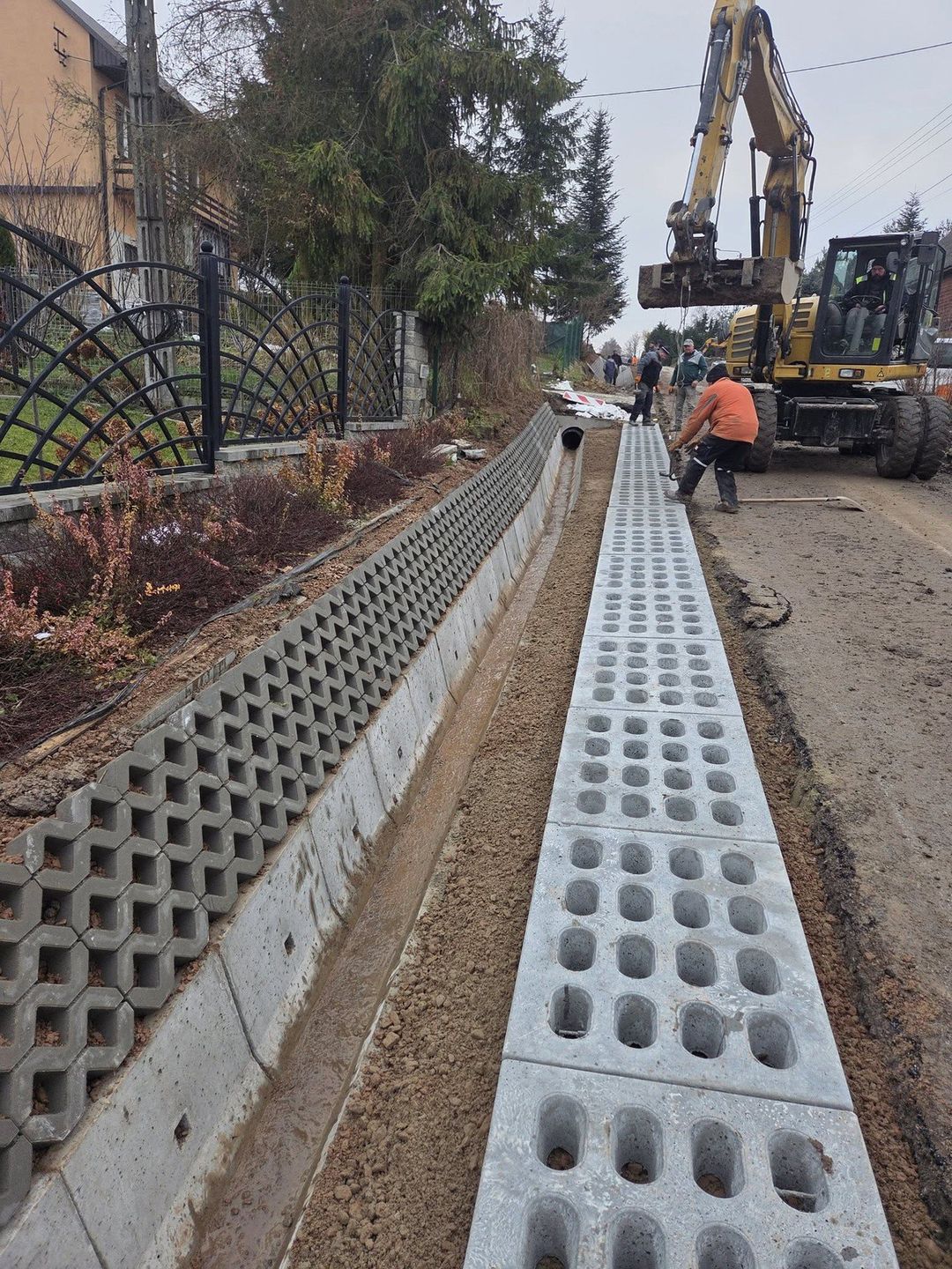 Remont drogi Marek Wojtas, wójt Pawłowa, w miejscowości Brzezie Małe, w gminie Pawłów