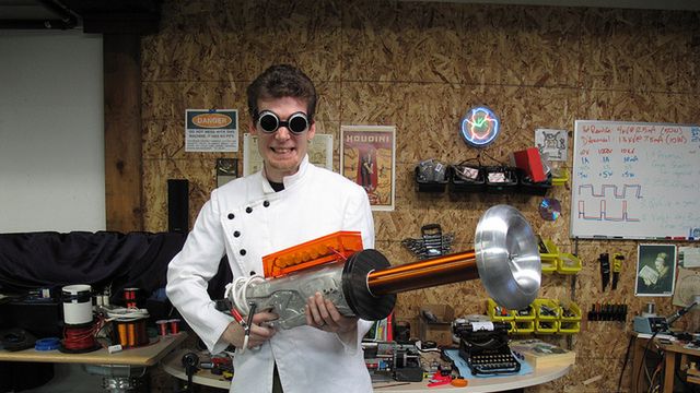 Broń, która strzela piorunami. Zrób to sam - Tesla Gun [wideo] 1