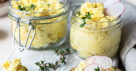 Do pasty jajecznej dodaj nietypowy składnik. Przyjemnie chrupie i wyraźnie podbija smak