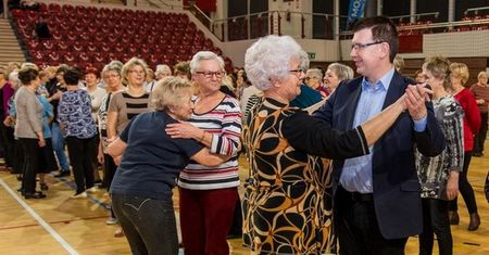 Rekordowa frekwencja podczas zajęć tanecznych dla seniorów. Prezydent też tańczył. Mamy zdjęcia
