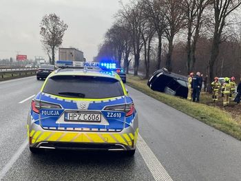 Policyjny pościg zakończony dachowaniem. Kierowca audi był poszukiwany i miał 6 zakazów jazdy