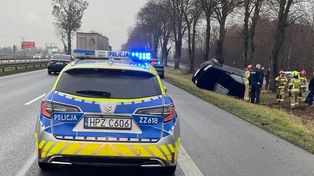 Policyjny pościg zakończony dachowaniem. Kierowca audi był poszukiwany i miał 6 zakazów jazdy