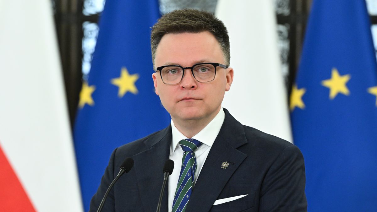 Warszawa, 20.02.2025. Marszałek Sejmu Szymon Hołownia podczas briefingu prasowego przed rozpoczęciem posiedzenia izby w Warszawie, 20 bm. W pierwszym dniu obrad posłowie rozpatrzą m.in. projekt nowelizacji ustawy o udzielaniu cudzoziemcom ochrony na terytorium RP. (amb) PAP/Radek Pietruszka