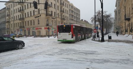 Ciężarówki zablokowały ulicę w Lublinie. Objazdy komunikacji miejskiej