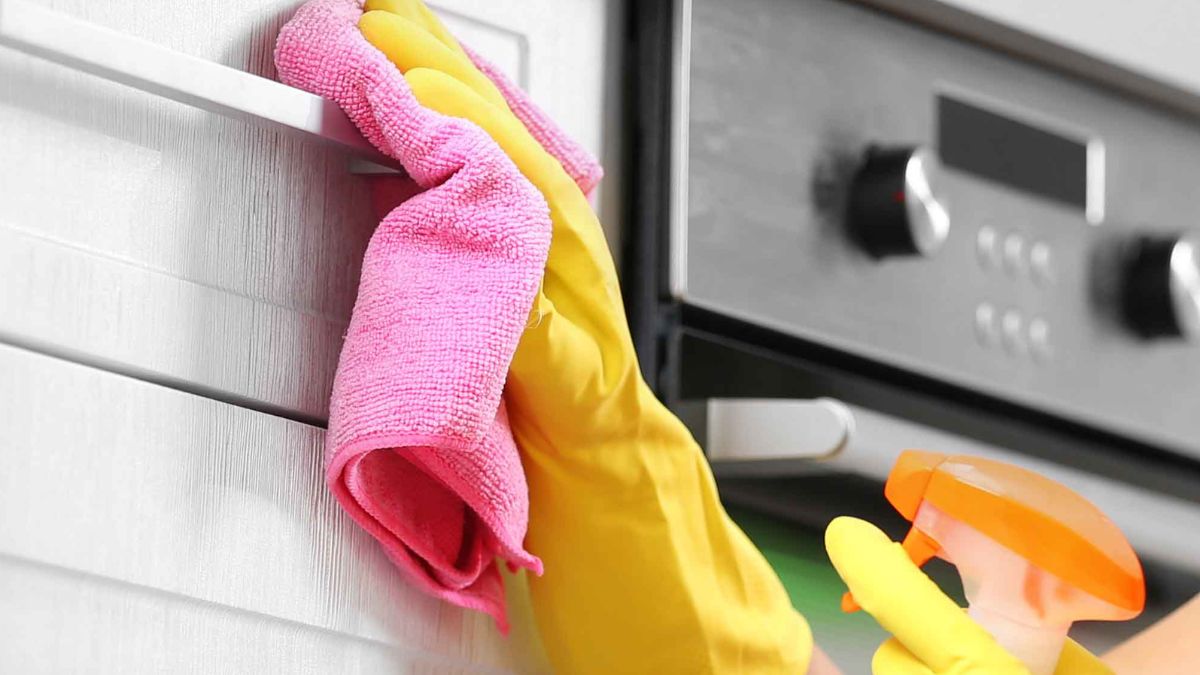 Czym wymyć kuchenne szafki z tłuszczu?