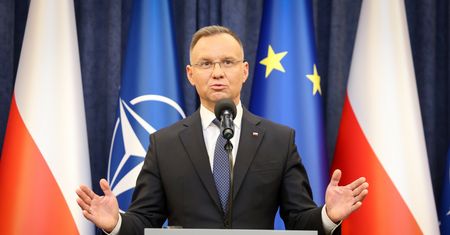 Kluczowe akta już u prezydenta. Krok bliżej uwolnienia Wąsika i Kamińskiego