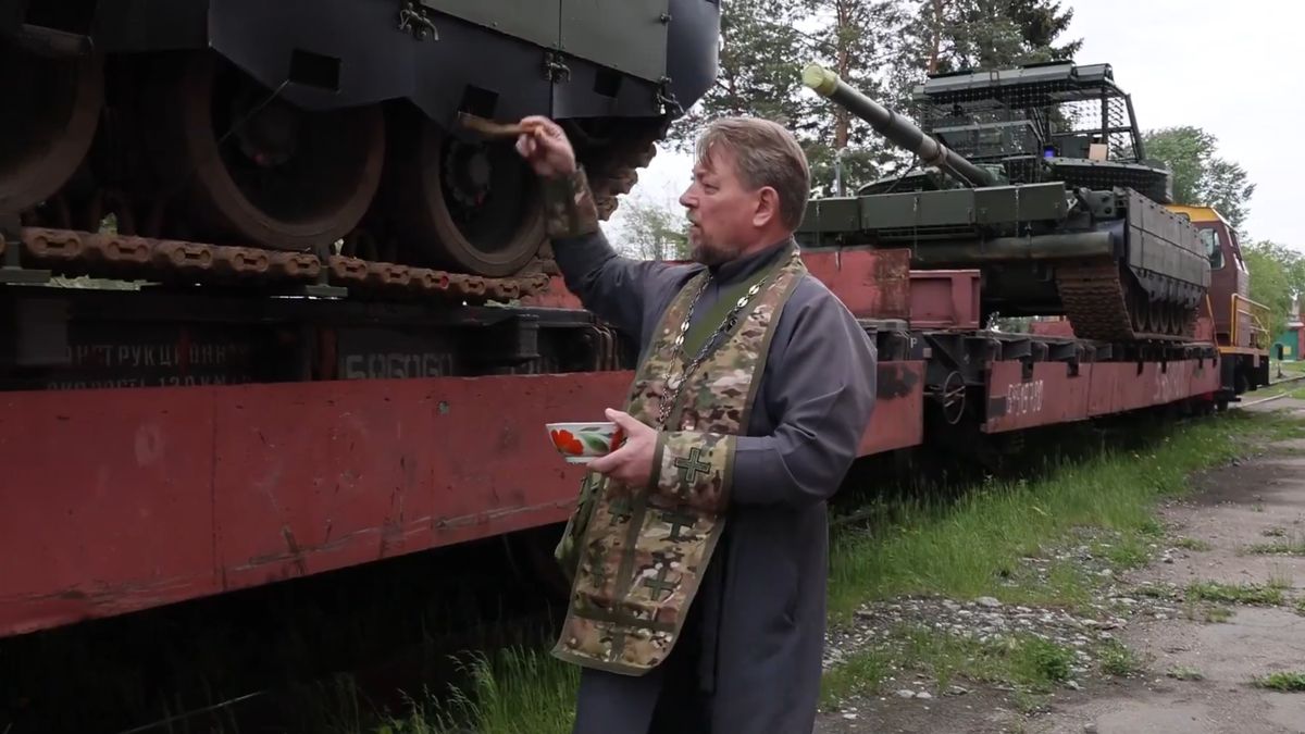 Nowe rosyjskie czołgi T-80BWM opuszczają fabrykę i są święcone.