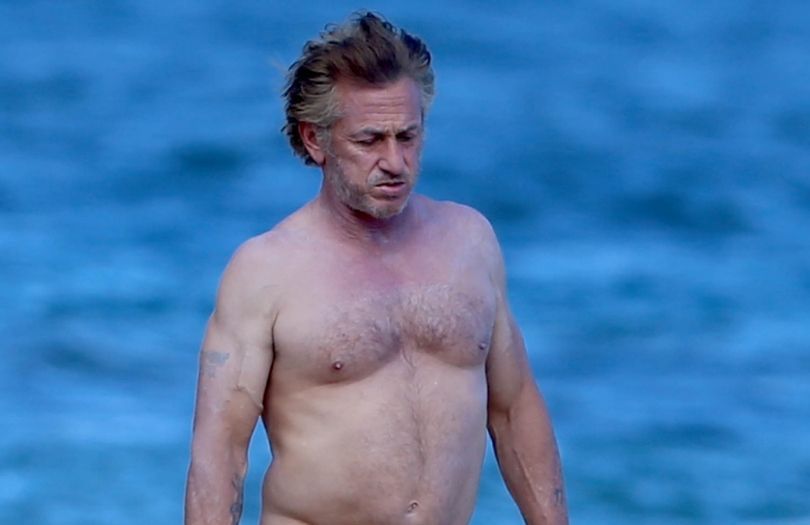 Sean Penn spaceruje po plaży z szefem Twittera i izraelskim finansistą