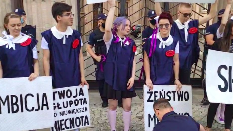 Warszawa. Demonstracja w sprawie "gruntowania cnót niewieścich". Pod ministerstwem edukacji zebrali się sympatycy Ogólnopolskiego Strajku Kobiet, nauczyciele, rodzice i uczniowie