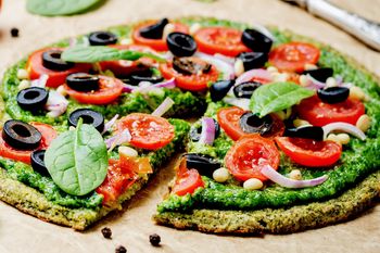 Mini pizze bez mąki. Ten zielony spód robi robotę