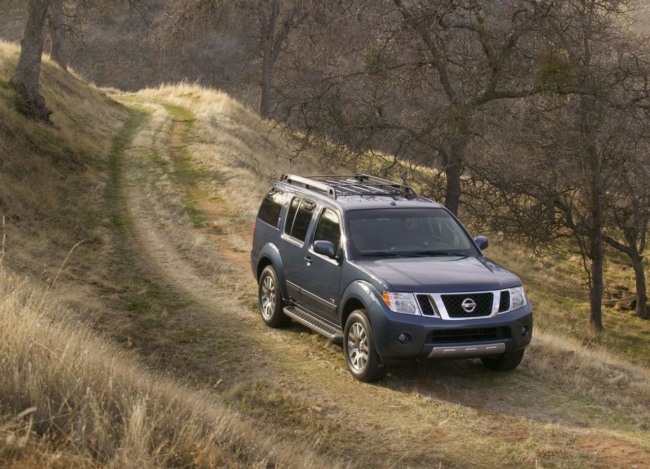 Nissan Pathfinder opuszcza rynek na stałe. Nigdy nie stał się taką legendą jak Patrol, ale wciąż był znakomitym połączeniem SUV-a i samochodu terenowego. Na rynku miał w zasadzie tylko jednego, prawdziwego rywala - Mitsubishi Pajero, którego też już niebawem pożegnamy.