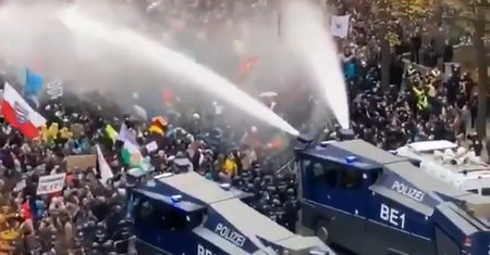 Protesty w Berlinie. Nie chcą nowych zasad. Policja użyła armatek wodnych